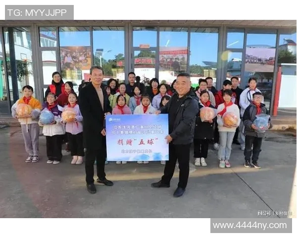 足球明星走进社区关爱困难家庭传递温暖与希望 足球明星走进社区关爱困难家庭传递温暖与希望